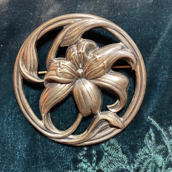 Danecraft Vintage Sterling Lily Art Nouveau Repousse Brooch - Picture 4 of 5